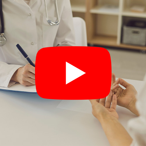 Imagem com médica segurando prancheta e escrevendo, enquanto paciente gesticula.