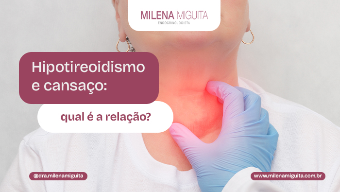 Hipotireoidismo e cansaço: qual é a relação? 1 Médico palpando a região da tireoide no pescoço de uma paciente, com área avermelhada destacando possível inflamação.