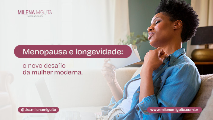 Mulher sentada no sofá tocando o pescoço enquanto lê um papel, com laptop ao lado, sugerindo desconforto físico ou reflexão.