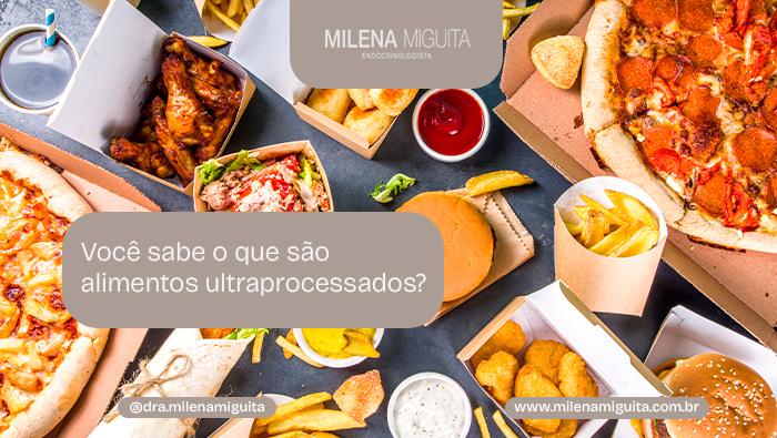 Variedade de fast foods sobre a mesa, com hambúrguer, batatas fritas, nuggets, molhos e sanduíches em embalagens descartáveis.