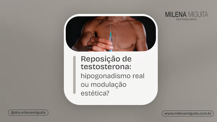 Homem sem camisa segura uma seringa com líquido azul à frente do corpo, em fundo escuro.