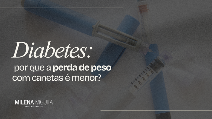 Canetas injetoras e seringas com agulhas e tampas plásticas sobre superfície clara, usadas para aplicação de medicamentos.