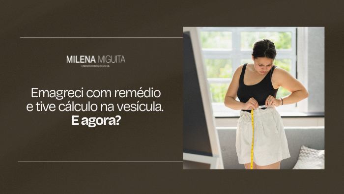 Mulher mede a cintura com fita métrica em casa, acompanhando mudanças corporais após perda de peso.