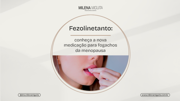 Fezolinetanto: conheça a nova medicação para fogachos da menopausa 1 Close-up de uma pessoa levando um comprimido branco à boca, segurando-o entre os dedos antes da ingestão.